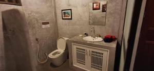Ванная комната в Tree House Bungalows Koh Tao