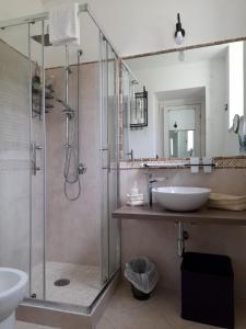 bagno con doccia in vetro e lavandino di Villa Alessandro - Anacapri ad Anacapri