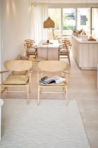 a living room with a coffee table and chairs at Inselhouse in Norderney