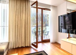 Televízia a/alebo spoločenská miestnosť v ubytovaní Imperial Apartments - Aquarius VI