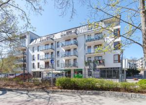 - un immeuble blanc avec balcon dans une rue dans l'établissement Imperial Apartments - Aquarius VI, à Sopot