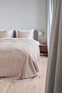 ein Schlafzimmer mit einem Bett mit einer Decke darauf in der Unterkunft Inselhouse in Norderney