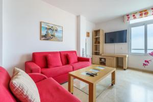 Televízia a/alebo spoločenská miestnosť v ubytovaní Fantastic Views , on the beach Best Location in Torremolinos