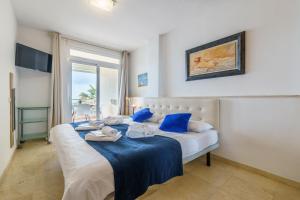 Posteľ alebo postele v izbe v ubytovaní Fantastic Views , on the beach Best Location in Torremolinos