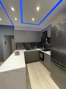 eine Küche mit blauer Linie an der Decke in der Unterkunft Luxury 3 bedroom apartment in Kiato center in Kiato