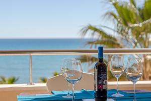 Nápoje v ubytovaní Fantastic Views , on the beach Best Location in Torremolinos