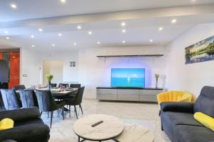 Televízia a/alebo spoločenská miestnosť v ubytovaní Luxury Holiday House Zadar