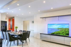 Televízia a/alebo spoločenská miestnosť v ubytovaní Luxury Holiday House Zadar