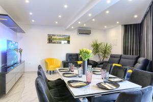 Televízia a/alebo spoločenská miestnosť v ubytovaní Luxury Holiday House Zadar