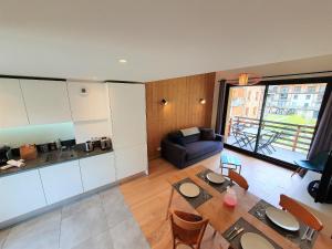 Kjøkken eller kjøkkenkrok på La Cordee - Charmant Appartement - 4 personnes