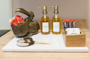 a counter with two bottles of oils and spoons at Bridge Hideaway in Llangollen