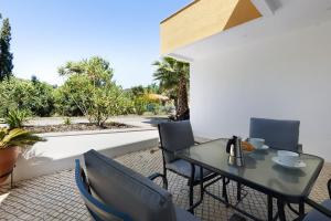patio con mesa, sillas y vistas en Quinta Vitae en Gradil