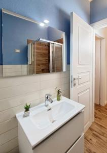 un bagno con un lavandino bianco e uno specchio di Villa Colombo 100m from the beach a Costa Rei