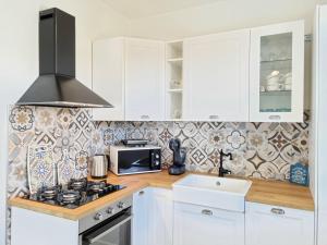 Cucina o angolo cottura di Villa Colombo 100m from the beach