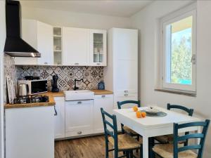Cucina o angolo cottura di Villa Colombo 100m from the beach