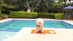 Der Swimmingpool an oder in der Nähe von Glamping Entrearboles - Bellavista
