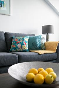 a bowl of lemons on a table in a living room at Harlow Apartment 3 in Harrogate