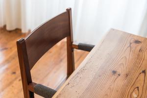 una silla de madera sentada junto a una mesa de madera en GuestReady - Picaria Living Quarter 4, en Oporto