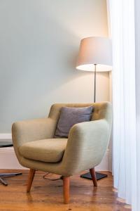 sala de estar con silla y lámpara en GuestReady - Picaria Living Quarter 4, en Oporto