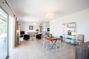 uma cozinha e sala de estar com mesa e cadeiras em Vinaigrier Hills VI3086 by Riviera Holiday Homes em Nice