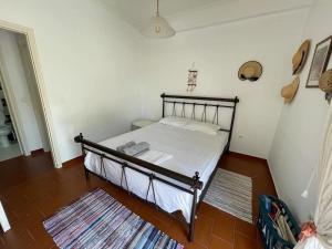sypialnia z łóżkiem w pokoju w obiekcie Stunning Beachfront Apartment Strátos w mieście Nerántza