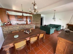 kuchnia i salon z drewnianym stołem i krzesłami w obiekcie Stunning Beachfront Apartment Strátos w mieście Nerántza