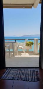 widok na stół i ławkę na plaży w obiekcie Stunning Beachfront Apartment Strátos w mieście Nerántza