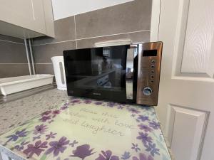 TV a/nebo společenská místnost v ubytování Large Ground Floor Studio Holiday Apartment Skegness - Flat 12