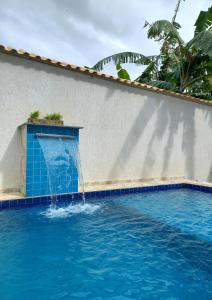 una fuente de agua en una piscina en Renascer Suites, en Búzios