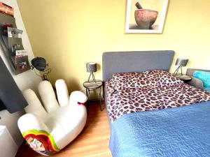 un dormitorio con una cama con un pollo de juguete al lado en City room en Alkmaar