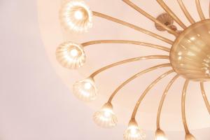 lampadario pendente in ottone appeso a un soffitto di Hotel Montana a Vason