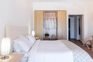 Cama ou camas em um quarto em Tharroe of Mykonos Boutique Hotel
