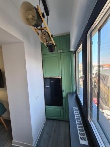een kamer met een raam en uitzicht op een gebouw bij Central Apartment in Târgu Jiu