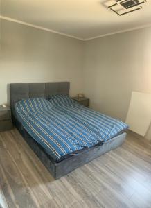 Posteľ alebo postele v izbe v ubytovaní Klimatyzowany apartament z miejscem garażowym