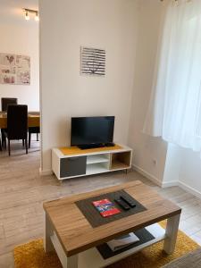TV a/nebo společenská místnost v ubytování Apartments Casa Toni Dubrovnik