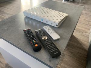 Televízia a/alebo spoločenská miestnosť v ubytovaní Klimatyzowany apartament z miejscem garażowym