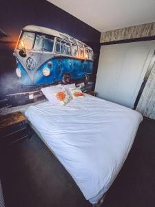 ein Schlafzimmer mit einem Bett und einem an der Wand gemalten Van in der Unterkunft Kombi By Carl-Emilie in Épinal