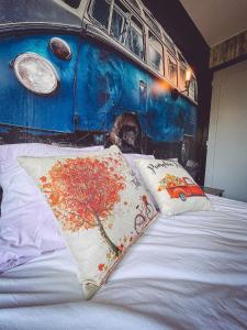 ein Bett mit einem alten Van im Hintergrund in der Unterkunft Kombi By Carl-Emilie in Épinal