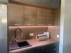 Kuchyňa alebo kuchynka v ubytovaní Klimatyzowany apartament z miejscem garażowym