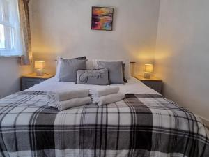 Ένα ή περισσότερα κρεβάτια σε δωμάτιο στο Pass the Keys Charming 2 bedroom town house, perfectly located