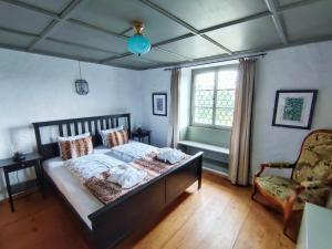 Säng eller sängar i ett rum på Hotel & Restaurant Schloss Schwandegg