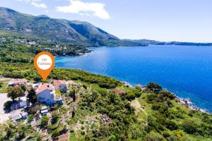 una vista aérea de una isla con una señal naranja en Guest House Fontana, en Mlini