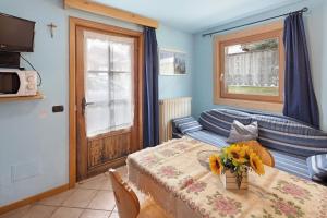 a living room with a table and a couch at Orsa Maggiore in Livigno
