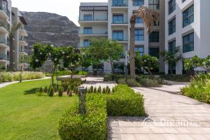 un parc en face d'un bâtiment dans l'établissement Dream Inn Apartments - Address Beach Residence Fujairah, à Fujaïrah