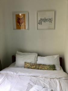 Llit o llits en una habitació de Olympia W14 Two-Bedroom Apartment
