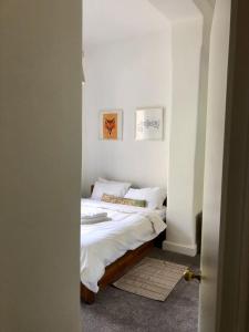 Olympia W14 Two-Bedroom Apartment tesisinde bir odada yatak veya yataklar