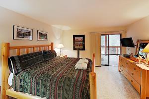 Un pat sau paturi într-o cameră la High Meadows Retreat
