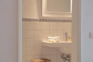A bathroom at Roommo Viuzzo delle Canne