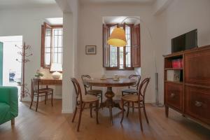 A television and/or entertainment centre at Roommo Viuzzo delle Canne
