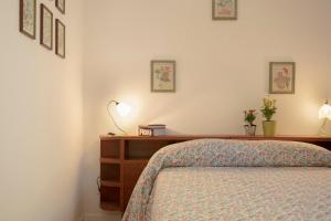 A bed or beds in a room at Roommo Viuzzo delle Canne